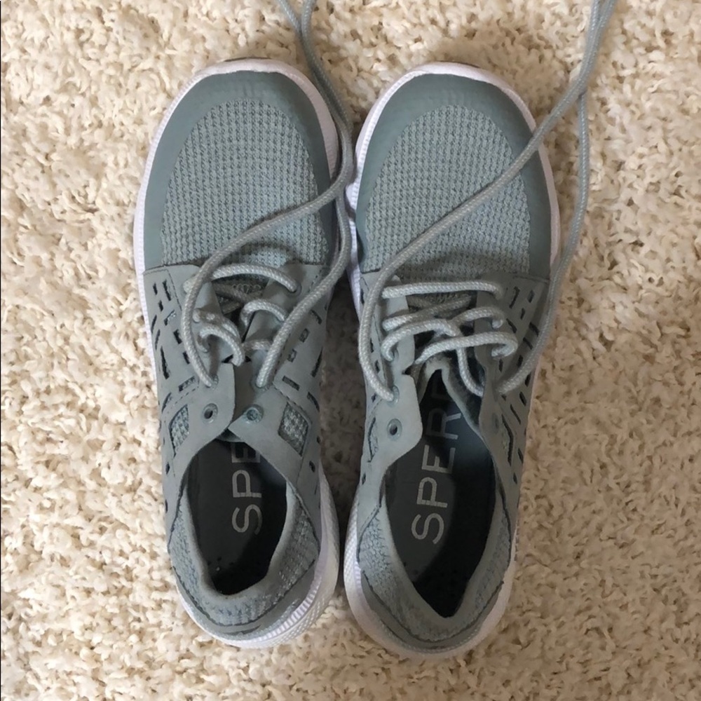 Sperry tennis shoes only worn once